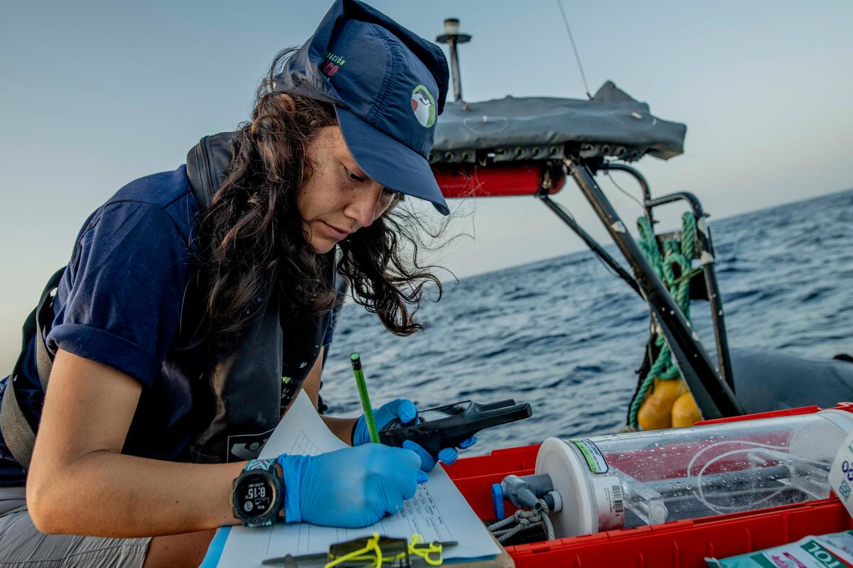Una científica toma muestras cerca de Galápagos desde una de los botes de apoyo del Arctic Sunrise.