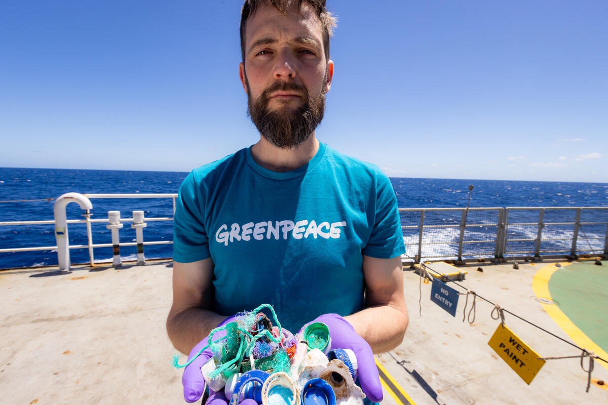 Un miembro de la tripulación del Arctic Sunrise sostiene una muestra del plástico que se encuentra en el mar de los Sargazos, en la zona de Bermudas.