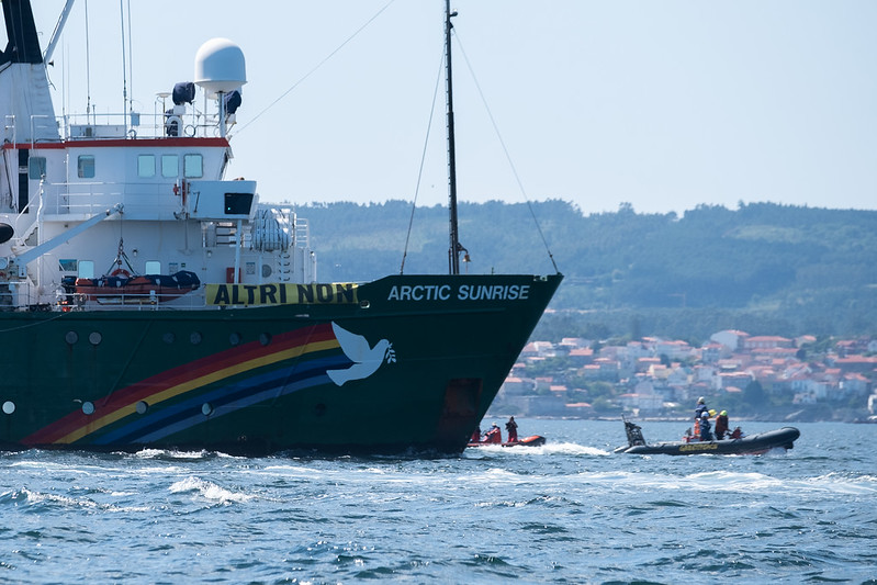 El barco Arctic Sunrise participa en las protestas contra Altri
