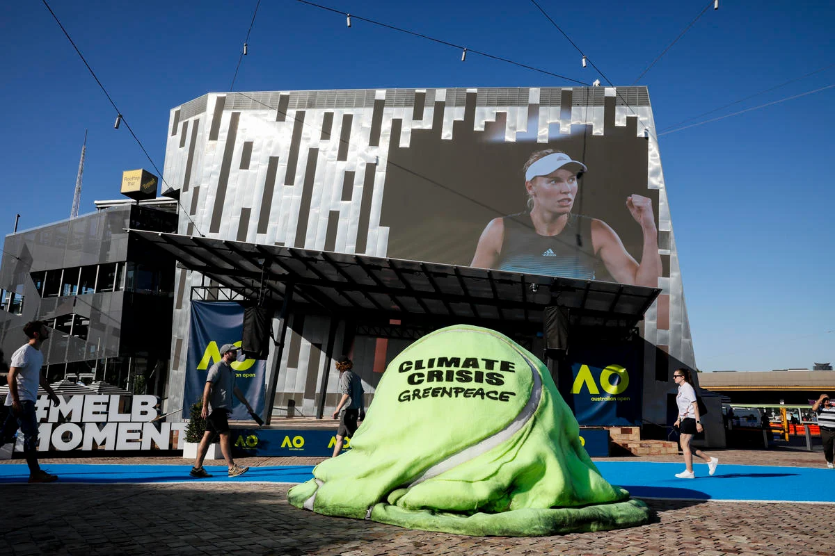 Acción por el clima con una pelota de tenis derretida en Melbourne. © Greenpeace