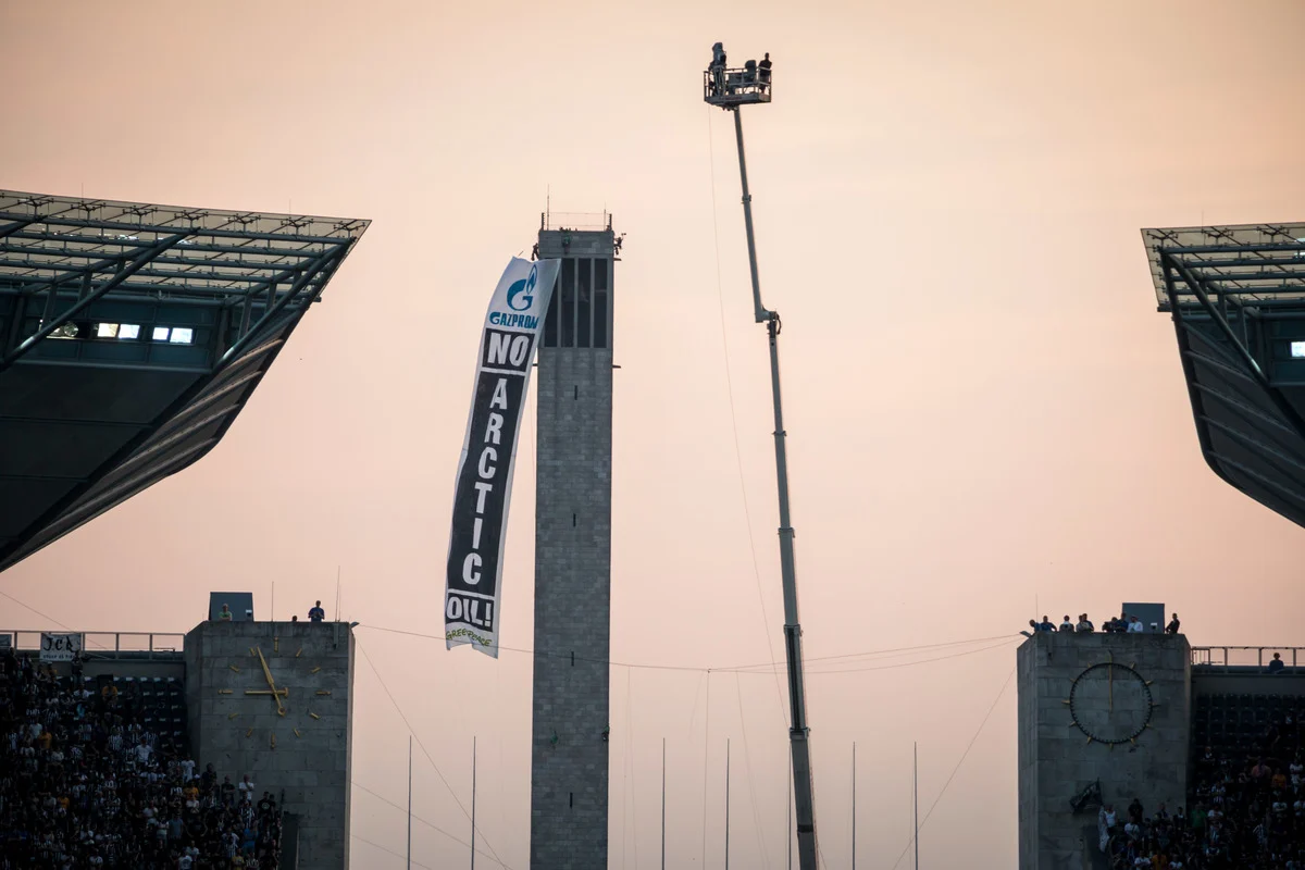 2015: Voluntarios de Greenpeace entregan una pancarta que dice “Gazprom: ¡No al petróleo del Ártico!” en el Estadio Olímpico de Berlín, donde se disputa la final de la Liga de Campeones. Gazprom, patrocinador de la UEFA, es la primera empresa que realmente extrae petróleo en el Ártico. © Gordon Welters / Greenpeace