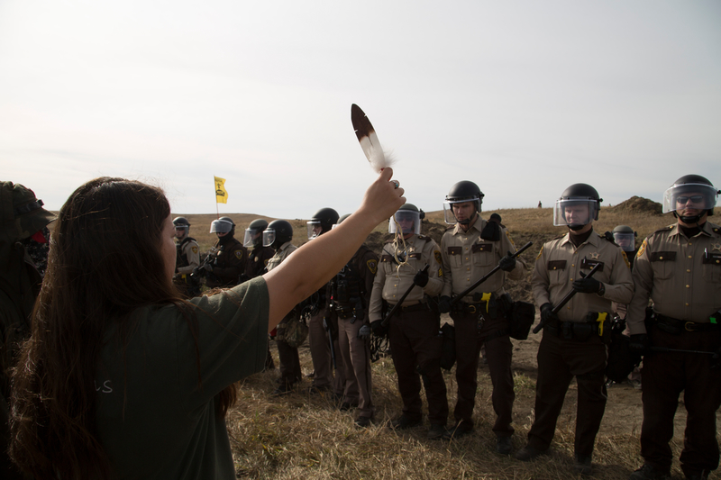 Protesta en el oleoducto Dakota Access de Standing Rock, EE. UU., 2016. 