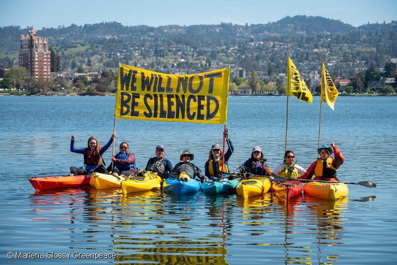 Greenpeace EE.UU. organiza una concentración contra las empresas que intentan demandar a los detractores para que guarden silencio en 2023 en Oakland. 