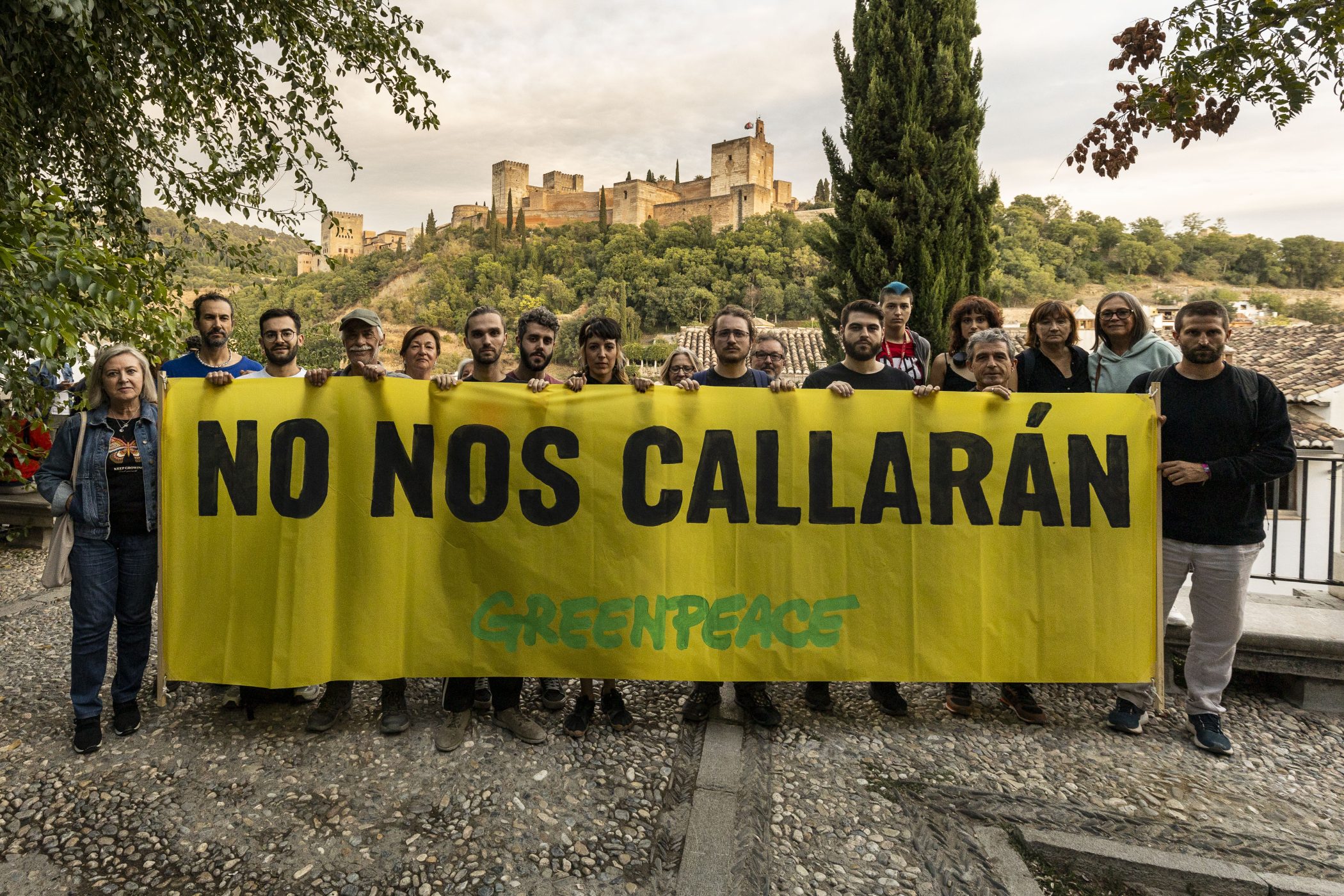 Activistas de Greenpeace protestan en Granada contra la demanda de Energy Transfer, una empresa de combustibles fósiles con sede en los EE. UU. y responsable del oleoducto Dakota Access. Ha demandado a Greenpeace por casi 300 millones de dólares relacionados con las protestas lideradas por indígenas en Standing Rock en 2016.