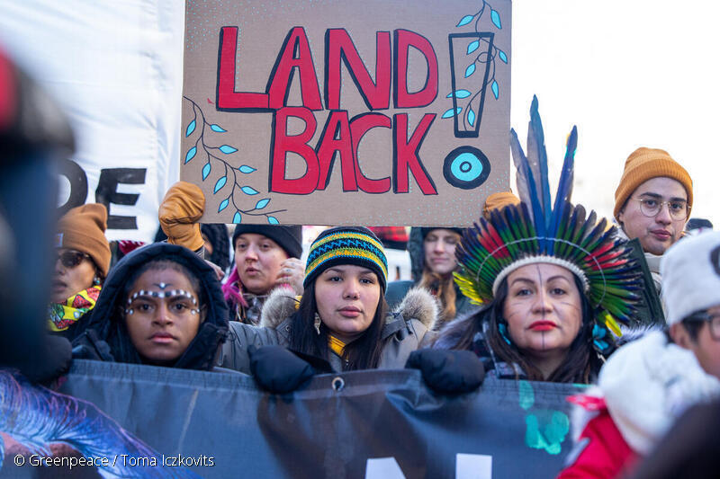 El 10 de diciembre, cientos de organizaciones de la sociedad civil de Quebec y del mundo, encabezadas por delegaciones indígenas, enviaron una poderosa señal a los países que se encuentran reunidos en Montreal para la COP15, con el objetivo de negociar el próximo Marco Mundial para la Diversidad Biológica. © Greenpeace / Toma Iczkovits