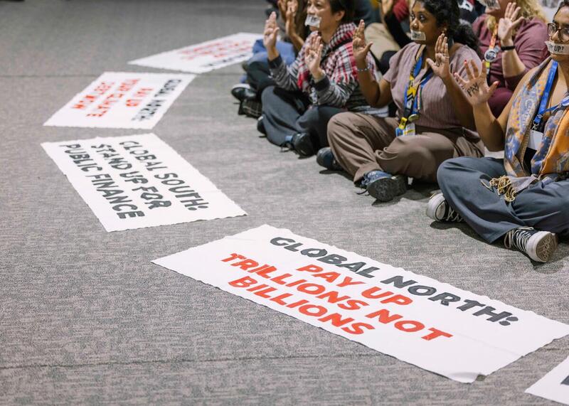 Pancartas de una acción COP29. © Marie Jacquemin / Greenpeace