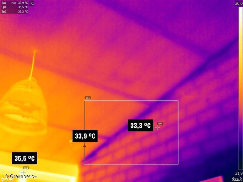 Foto izquierda: Casa sin aislar, techo y paredes a 35,5 ºC y 33,3 ºC respectivamente.
Foto derecha: Casa parcialmente rehabilitada con temperaturas máximas de 29.1ºC.