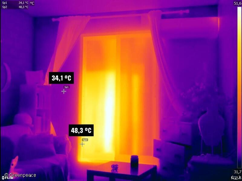 Imagen de un salón cualquiera: Si creías que el calor se colaba solo por tu ventana, fíjate en las paredes o techos. Aunque la ventana está a 48ºC (amarillo), las temperaturas de las paredes o techos (color morado), ¡son de 34ºC!, sin estar en episodios de ola de calor. Ese es el calor que se irradia hacia el interior de tu casa, calentándola y condenándonos a vivir a temperaturas insoportables. La historia se repite en todas las casas que hemos visitado (Madrid, Málaga y Valencia)
