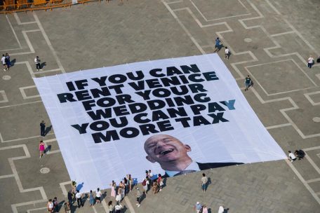 Pancarta denuncia contra Bezos para que pague más impuestos