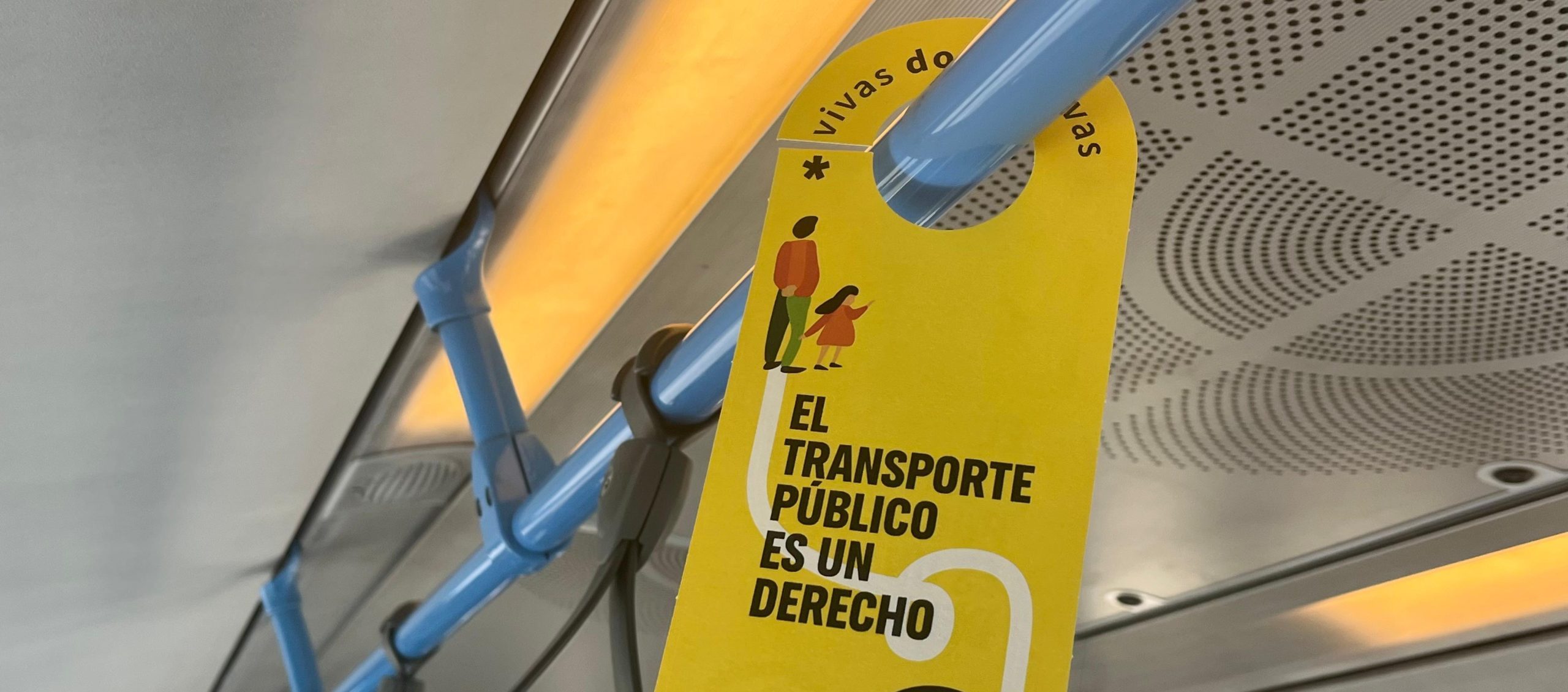 Colgador en un autobús público reclamando que el transporte público es un derecho