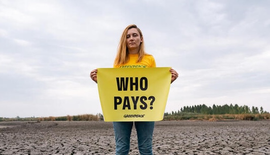 Activistas de Greenpeace Rumania se manifiestan en el lago seco del Parque Natural de Comana para concienciar sobre la crisis climática. © Mihai Militaru / Greenpeace