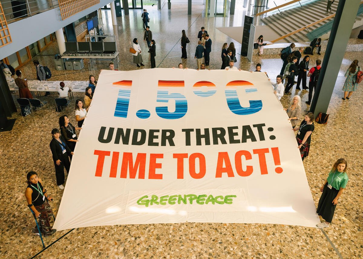 Greenpeace despliega una pancarta en el interior de la sede de la ONU en la Conferencia sobre el Clima de Bonn, exigiendo medidas más contundentes para alcanzar el límite de 1,5 grados. © Marie Jacquemin / Greenpeace