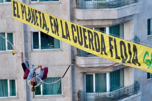 Equilibrista camina en la cuerda floja por la cop30