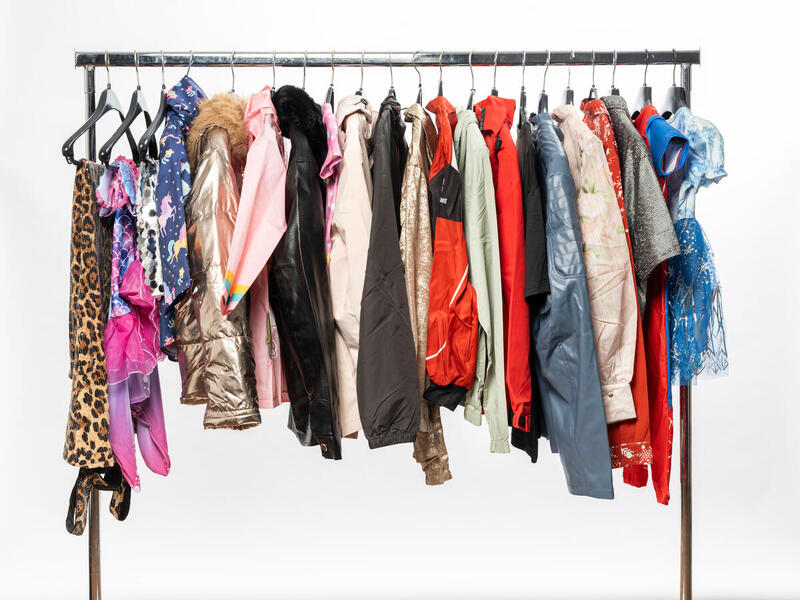 colgador con varias prendas de ropa de la empresa Shein