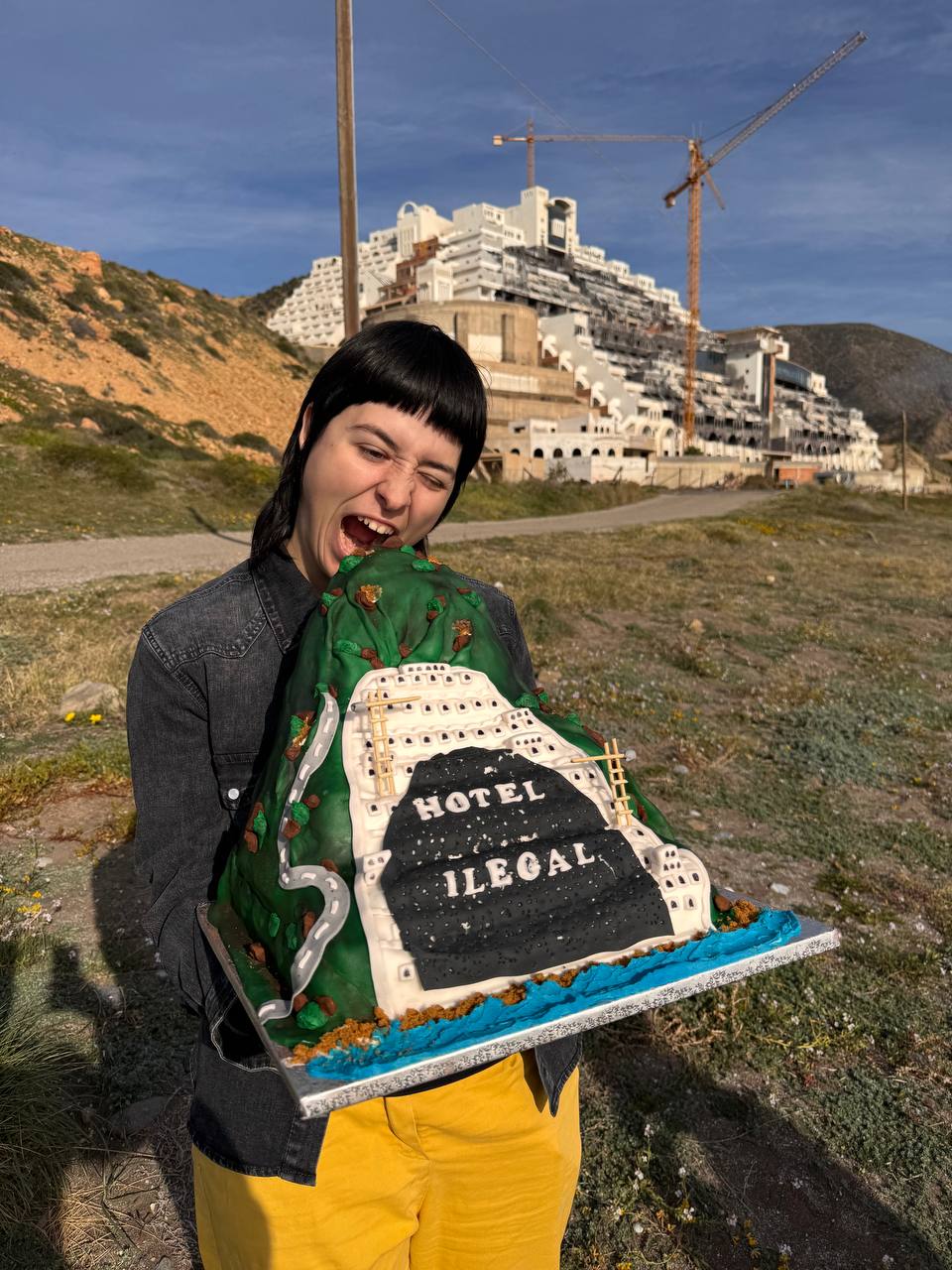 Greenpeace entrega una tarta con la forma de El Algarrobico al alcalde de Carboneras.
