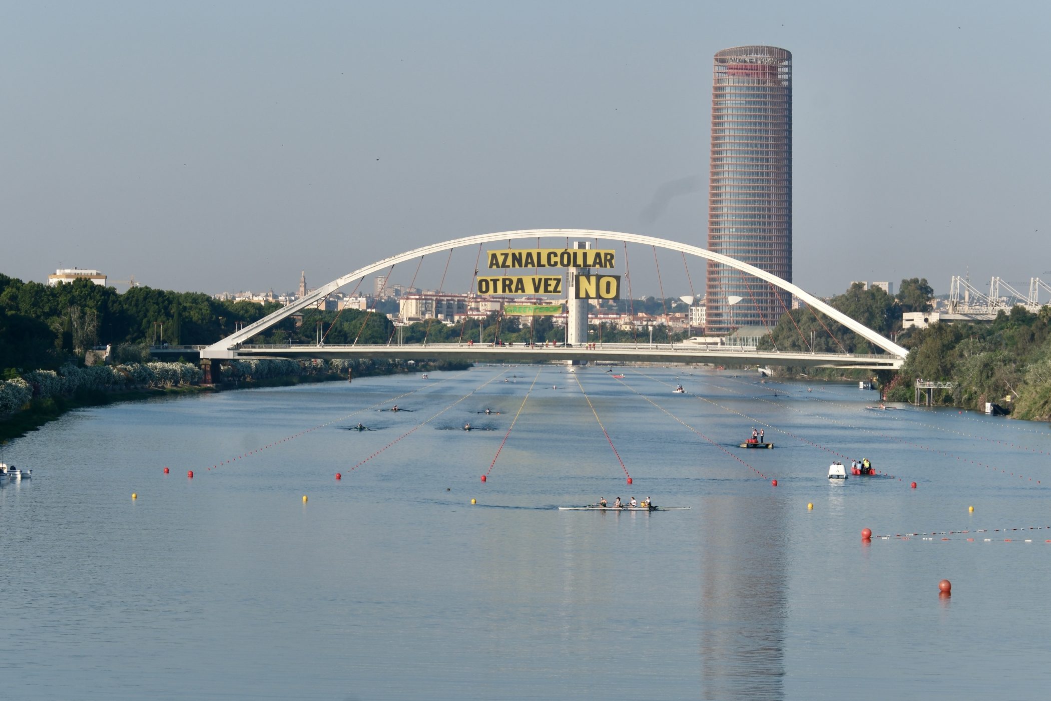 Protesta de Greenpeace contra la reapertura de la mina de Aznalcóllar. Varios activistas han desplegado un mensaje de 300 m2 en el puente de la Barqueta, sobre el río Guadalquivir. FOTO: Pedro Armestre