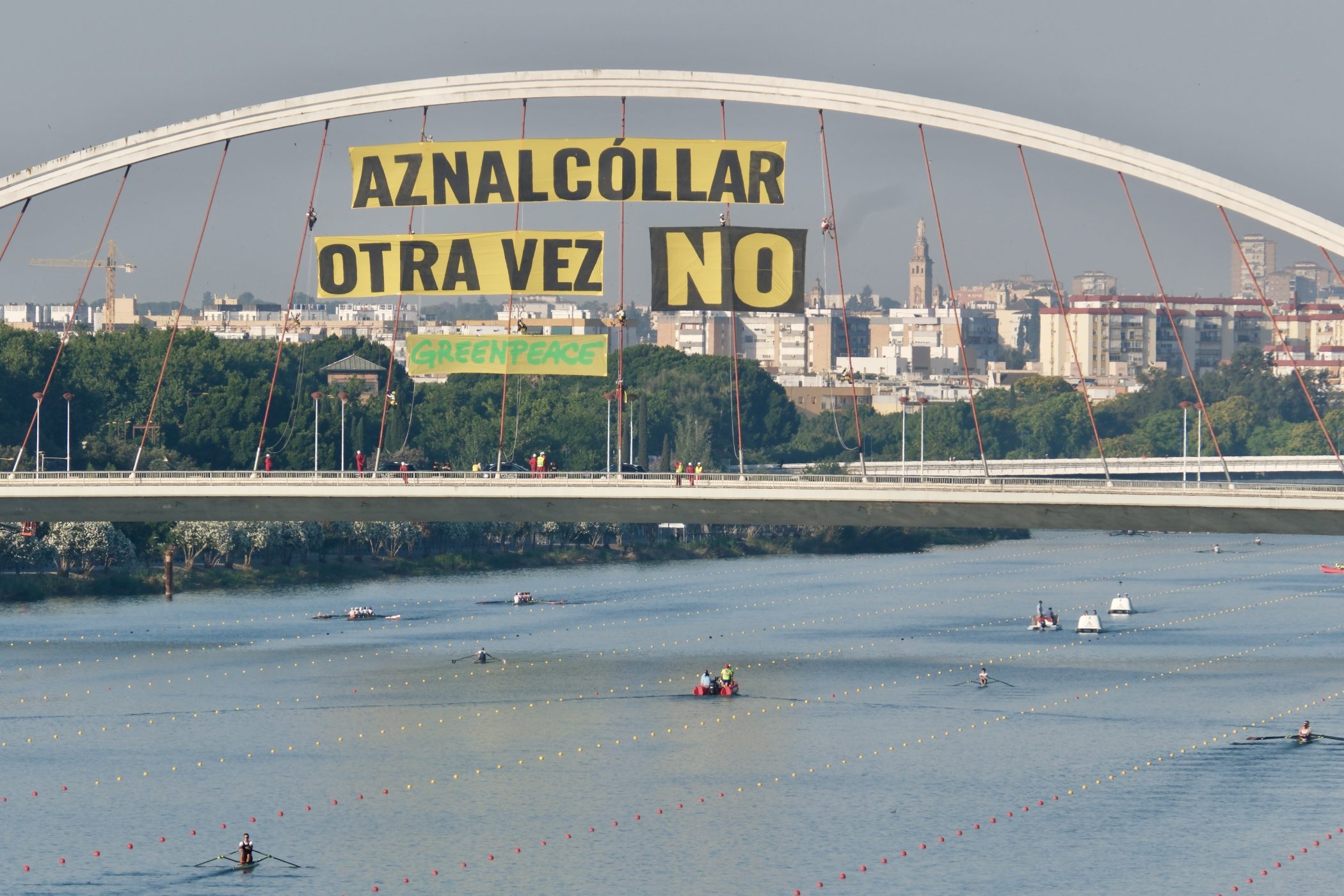 Protesta de Greenpeace contra la reapertura de la mina de Aznalcóllar. Varios activistas han desplegado un mensaje de 300 m2 en el puente de la Barqueta, sobre el río Guadalquivir. FOTO: Pedro Armestre