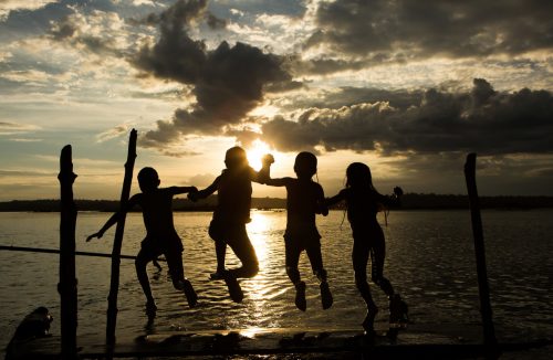 Niños Munduruku nadando en el río Tapajós en el Amazonas