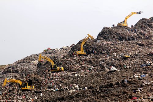 Excavadoras recogiendo basura en Indonesia