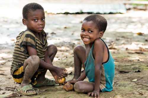Niños juegan en un poblado de República Democrática del Congo