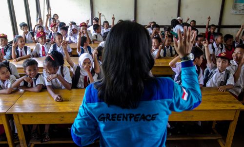 monitora de greenpeace en una clase con niños