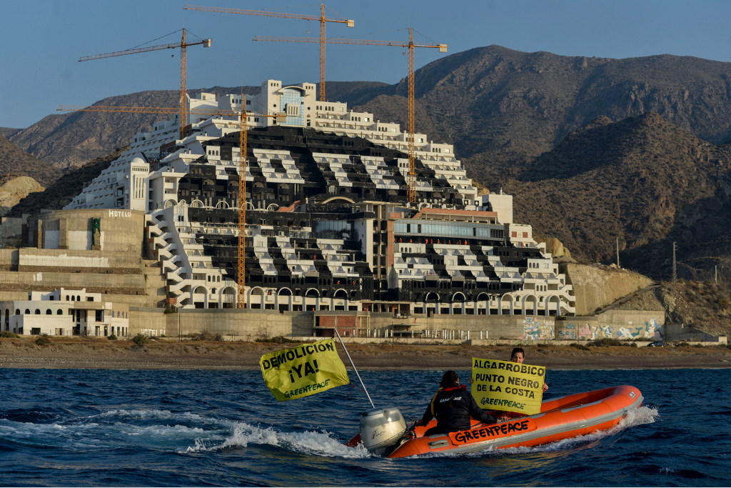 Acción en el Hotel Ilegal del Algarrobico